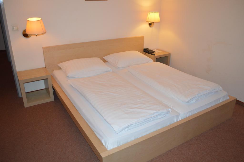 Hotel Pension Walzerstadt Wenen Kamer foto