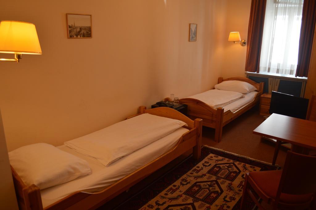 Hotel Pension Walzerstadt Wenen Kamer foto
